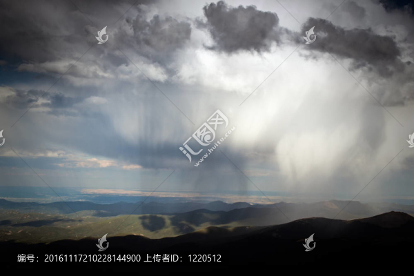 在落基山脈的夏天的晚上