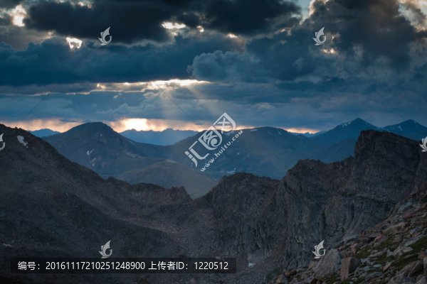 在落基山脈的夏天的晚上