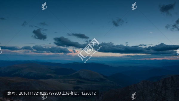 在落基山脈的夏天的晚上
