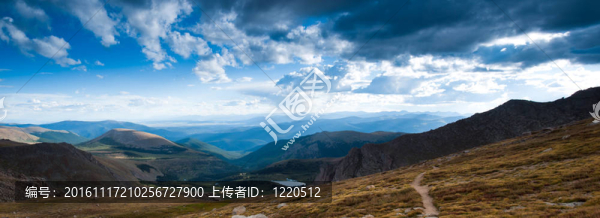 在落基山脈的夏天的晚上