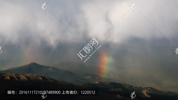 在落基山脈的夏天的晚上