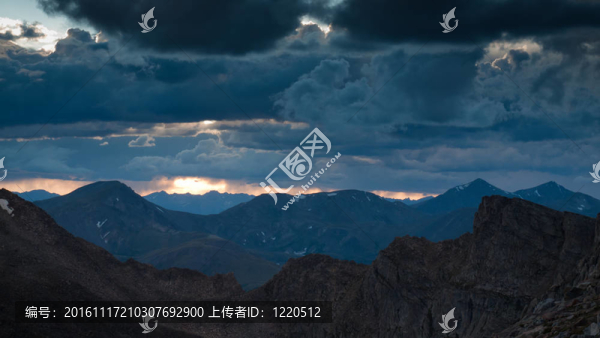 在落基山脈的夏天的晚上