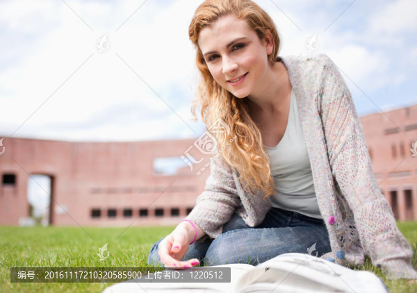 年輕的女人擺著一本書