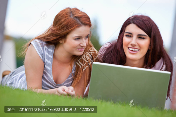年輕女性在筆記本電腦上工作