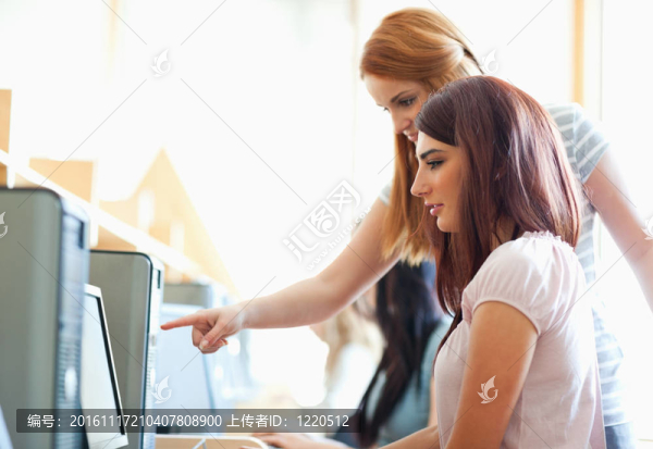 年輕的女人幫助她的朋友