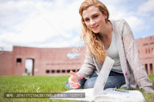 與書擺姿勢的女人