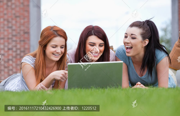 快樂的女人使用筆記本