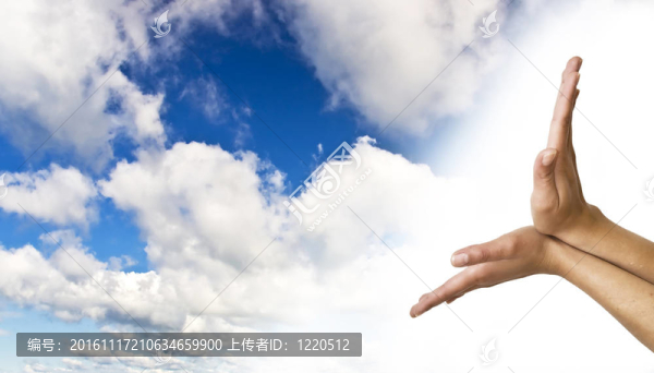 藍天背景下的手。女人的雙手支撐著蔚藍的天空。
