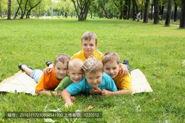 公園里的一群孩子