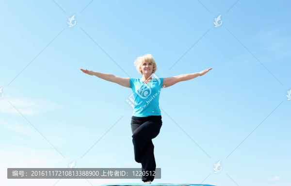 一位做瑜伽的老太太的肖像