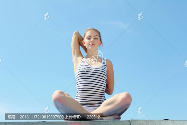一個年輕女子做運(yùn)動的畫像