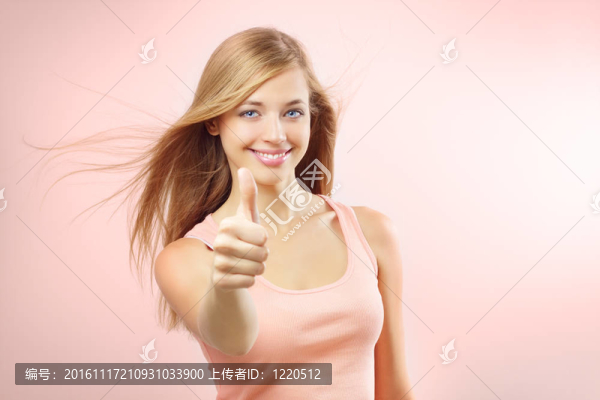 漂亮的女孩表現(xiàn)出一個大拇指的肖像