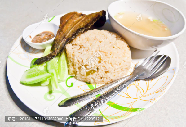 炸魚(yú)炒米飯