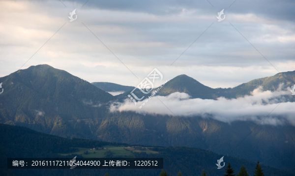 太陽和云彩和山