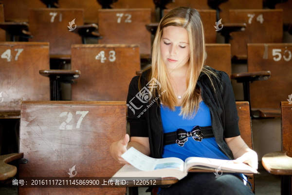 大學(xué)女生Text,Book