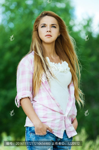 嚴(yán)肅的女人手上的口袋
