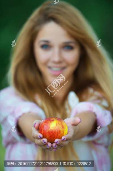 提供紅蘋果的年輕女子