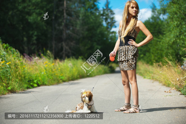 美麗的女人與狗