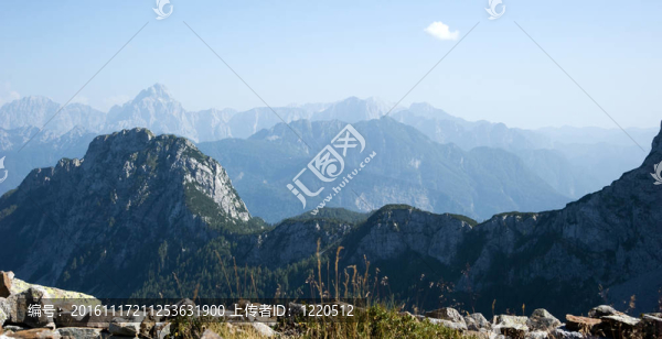 巖石和山