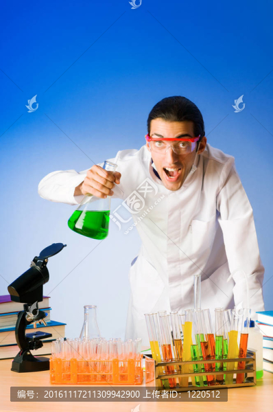 實驗室中的化學家嘗試溶液