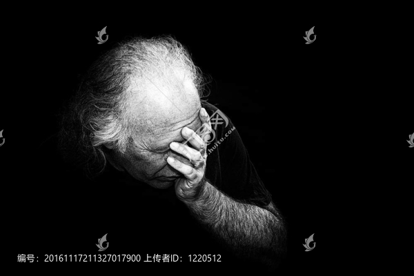在絕望的男子拿著臉