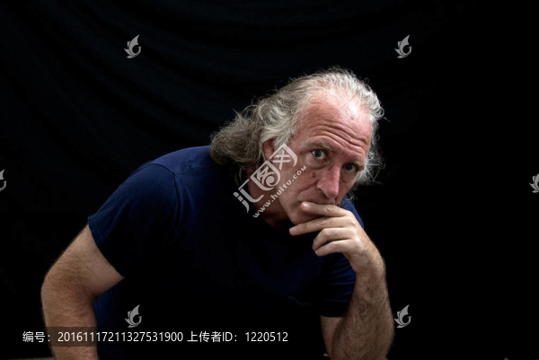 堅固的看的人盯著看