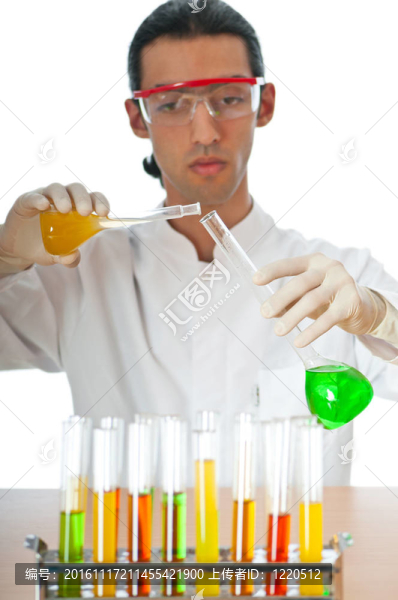 在化學實驗室工作的學生