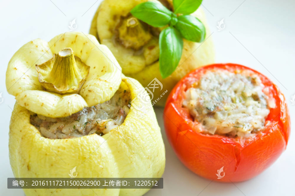 填充辣椒和西紅柿