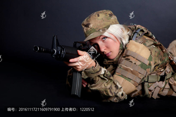 漂亮的陸軍女孩步槍