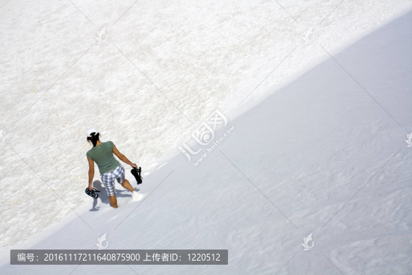 女孩走在沙丘上