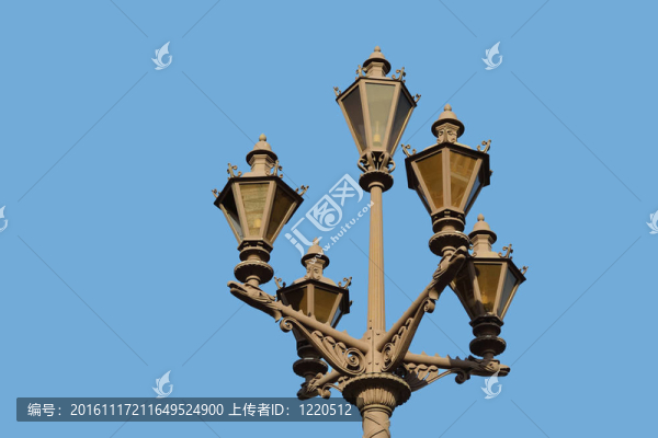 藍(lán)天背景下的路燈