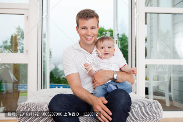 父親和孩子在沙發(fā)上