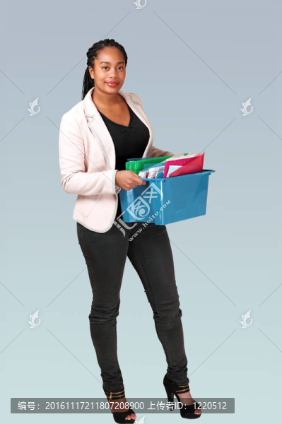 帶有文件盒的辦公室女孩