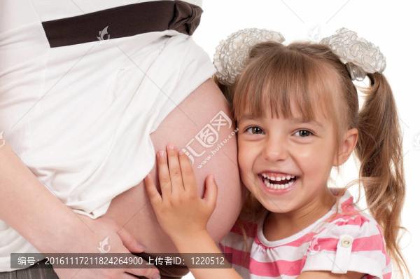 懷孕的女人和她的女兒