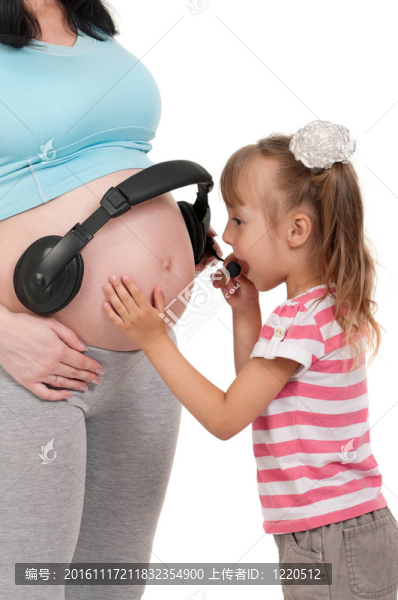 懷孕的女人和她的女兒