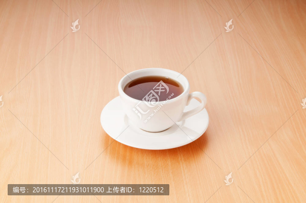 木桌上的茶