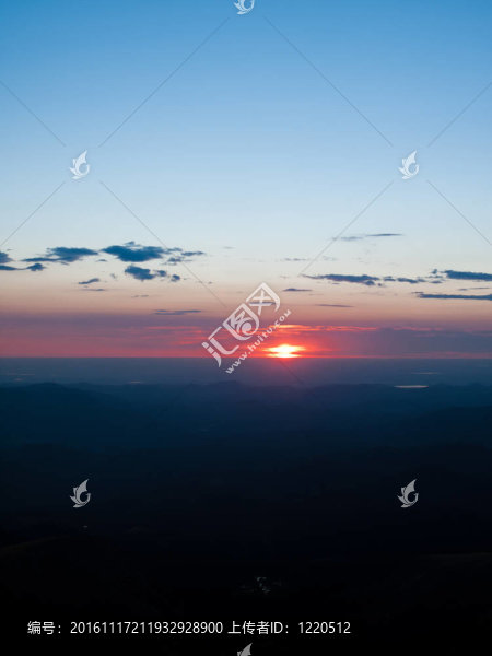 高高的落基山脈中的夏天的早晨