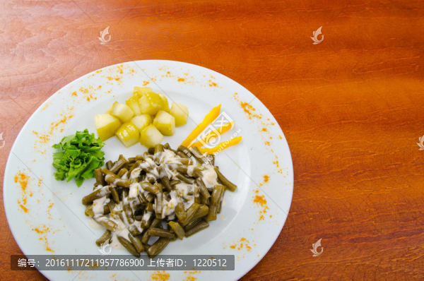 盤子里的綠豆沙拉
