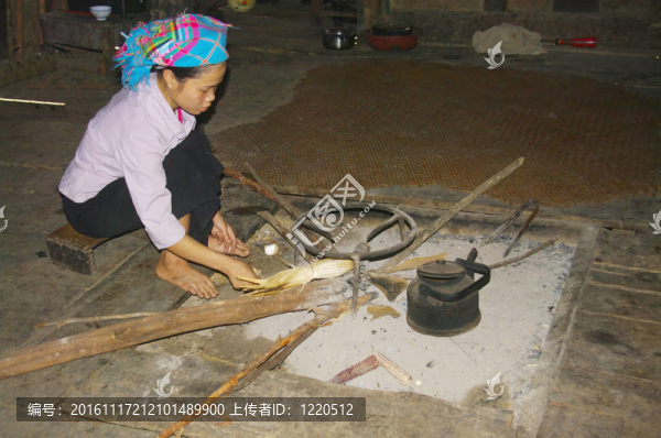 他們的民族女孩點燃了火
