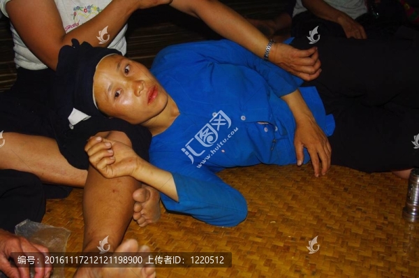 洛洛民族女子躺在警惕