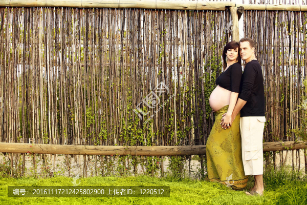 懷孕的夫婦在戶外