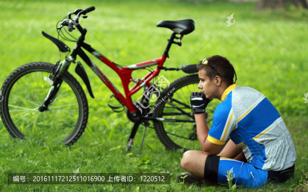 一個(gè)男人和一輛自行車。