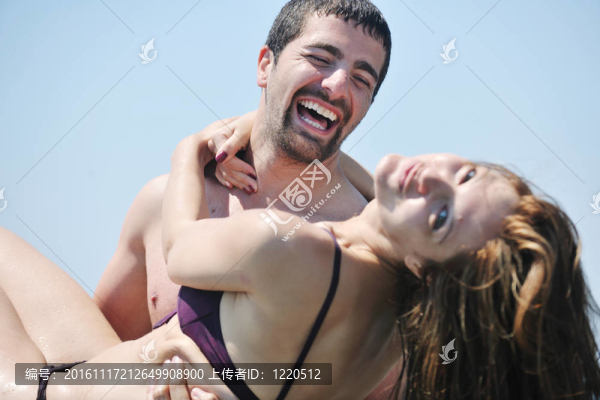 快樂的年輕情侶在海灘上度過浪漫時光