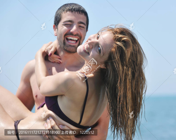 快樂的年輕情侶在海灘上度過浪漫時光
