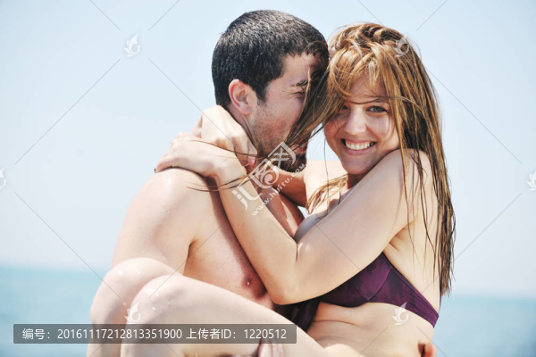 快樂(lè)的年輕情侶在海灘上度過(guò)浪漫時(shí)光