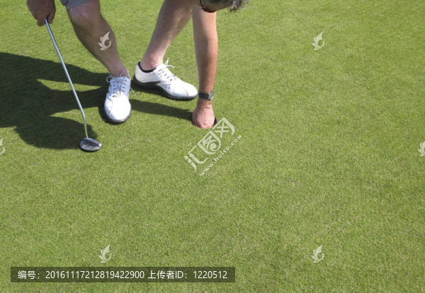 以高爾夫球球手從孔