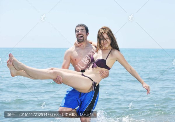 快樂的年輕情侶在海灘上度過浪漫時光