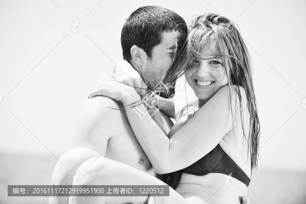 快樂(lè)的年輕情侶在海灘上度過(guò)浪漫時(shí)光