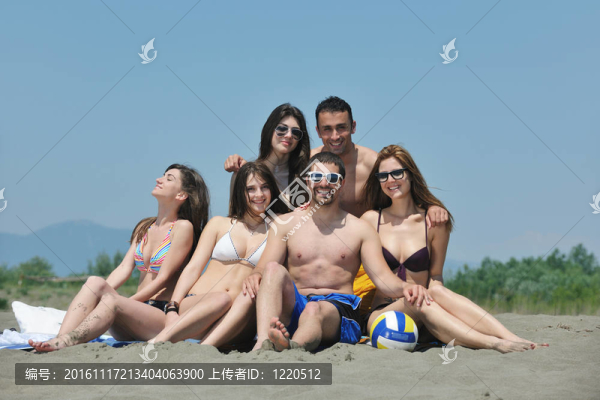 一群快樂的年輕人在沙灘上玩得開心