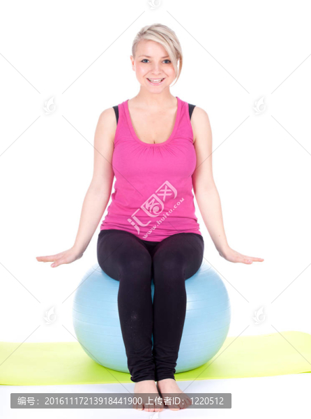 在大藍(lán)球上運動的年輕女子